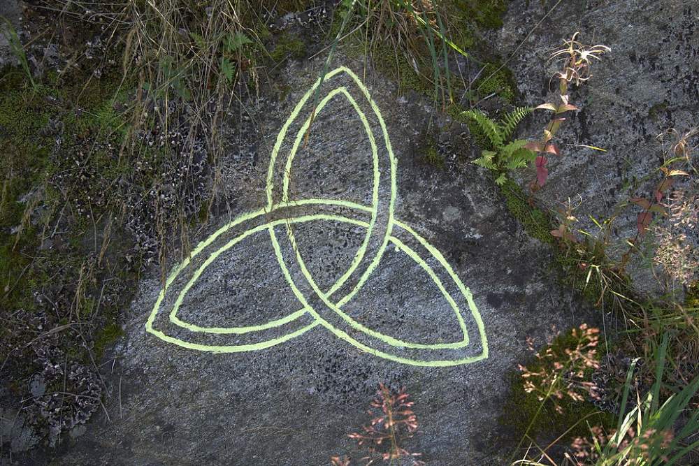 Image of a triquetra drawn on a rock